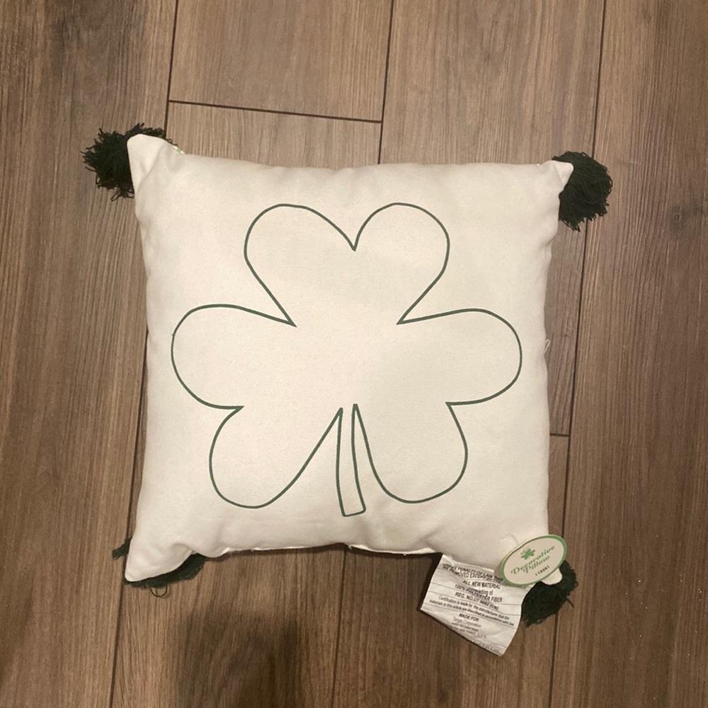 St.Patrick’s Day, Shamrock Leaf,Home decor.Decorative Holiday Pillow 1 count new
